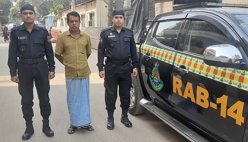 টাঙ্গাইলে মৃত্যুদন্ডপ্রাপ্ত পলাতক আসামী গ্রেপ্তার করল র‌্যাব