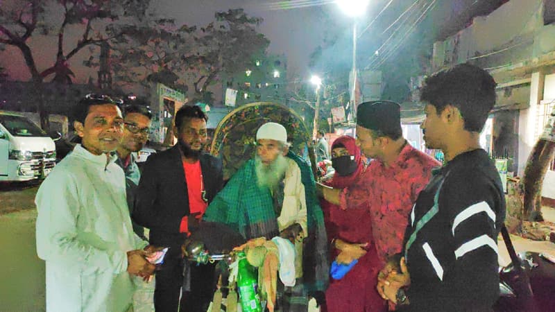 ঝালকাঠিতে ভালোবাসা দিবসে শ্রমজীবী বাবাদের উপহার দিল ইয়াস