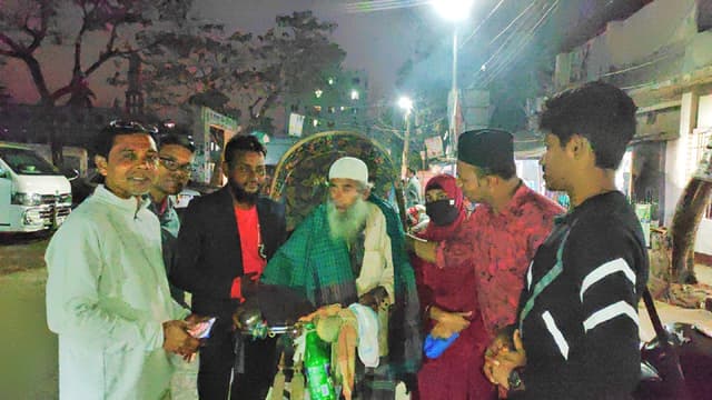 ঝালকাঠিতে ভালোবাসা দিবসে শ্রমজীবী বাবাদের উপহার দিল ইয়াস