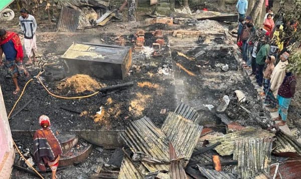 নাজিরপুরে আগুনে পুড়ে ছাই হলো চেয়ারম্যানের ঘর
