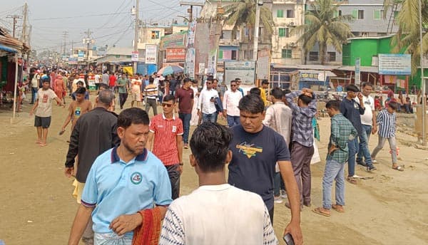 বসন্ত উদযাপনে কুয়াকাটায় পর্যটকের ঢল, মিলছে না হোটেল