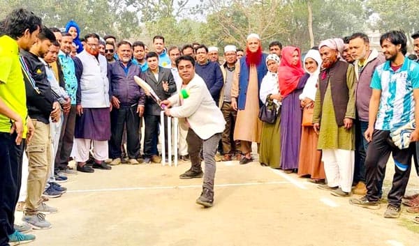 হিলিতে মরহুম ছোটন চৌধুরী স্মৃতি মেয়র কাপ ক্রিকেট টুর্নামেন্টের উদ্বোধন