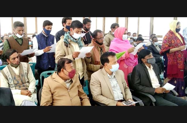 ধামইরহাটে নবনির্বাচিত চেয়ারম্যান মেম্বারদের শপথ গ্রহণ