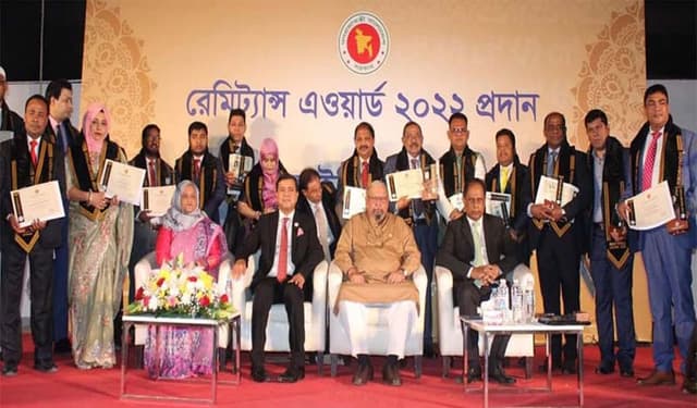৫২ আমিরাত প্রবাসী পেলেন রেমিট্যান্স অ্যাওয়ার্ড