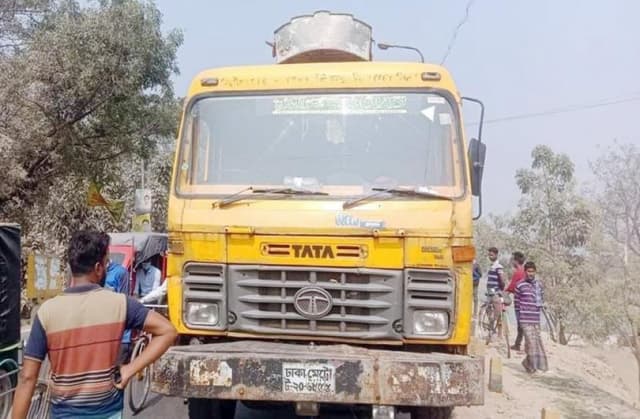 ট্রাকের ধাক্কায় প্রাণ গেল দুই শিক্ষার্থীর