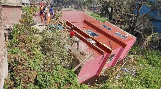 কেরানীগঞ্জে তিন তলা ভবন ধস