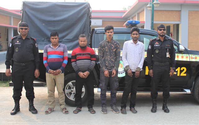সিরাজগঞ্জে ১৩৮ বোতল ফেন্সিডিলসহ ৪ মাদক ব্যবসায়ী আটক