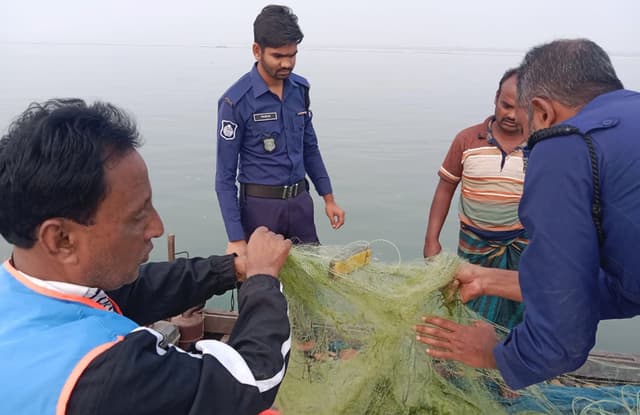 দৌলতদিয়া নৌ-পুলিশের অভিযানে কারেন্ট জাল, নৌকাসহ গ্রেফতার ৪