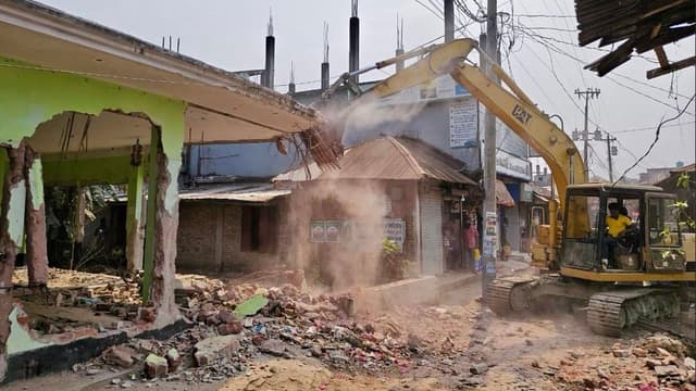 বাউফলে আ.লীগের কার্যালয় উচ্ছেদ, সরকারি জমি পুনরুদ্ধার