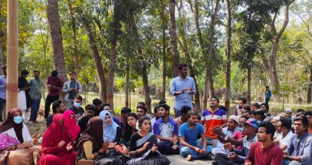 ইবি হল খোলার দাবিতে অবস্থান কর্মসূচি ও বিক্ষোভ মিছিল