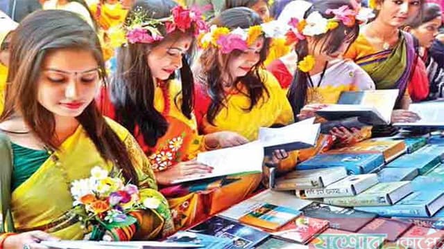 মাতৃভাষা দিবসে জমে উঠেছে বইমেলা
