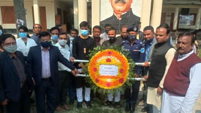 শ্রদ্ধা আর ভালবাসার সাথে গোয়ালন্দে শহীদদের স্মরণ