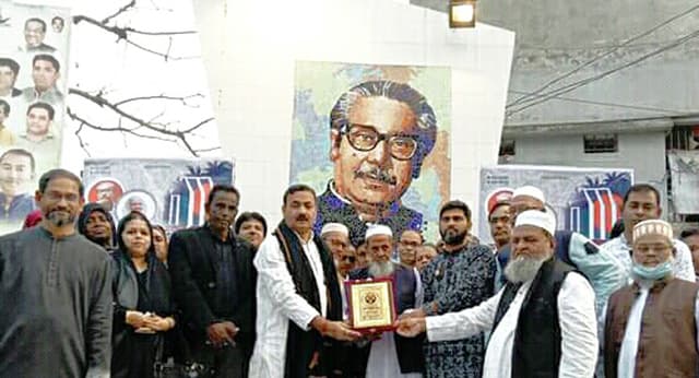 হিজলায় ভাষা দিবসে ভাষা সৈনিককে সম্মাননা স্মারক প্রদান