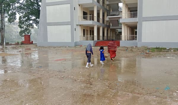 মুষলধারে বৃষ্টিতে সরাইল অন্নদা মোড়ে জলাবদ্ধতা