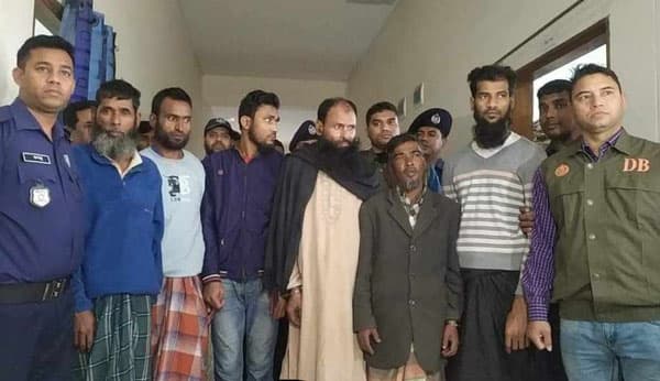 হিলিতে আন্ত:জেলা ডাকাত সর্দারসহ ৬ জন আটক
