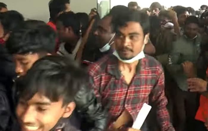 টিকা নিতে জনস্রোত, হুড়োহুড়িতে আহত একাধিক