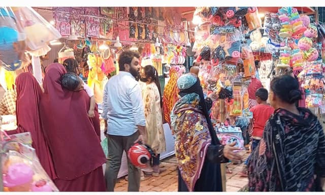পিরোজপুরে ক্রেতা ও দর্শনার্থীদের পদচারণায় জমে উঠেছে বাণিজ্য মেলা