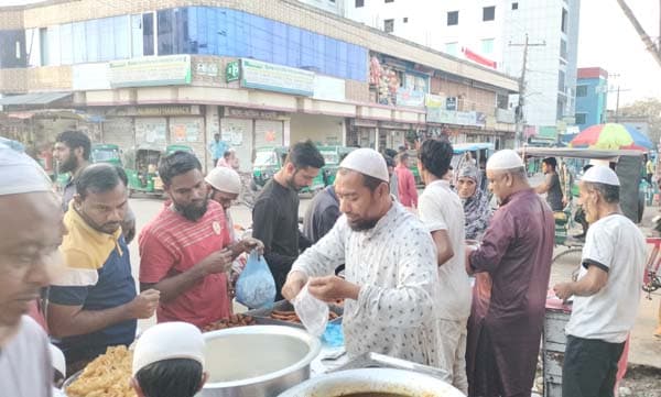ইফতার কিনতে শ্রীমঙ্গলে ক্রেতাদের উপচেপড়া ভিড়
