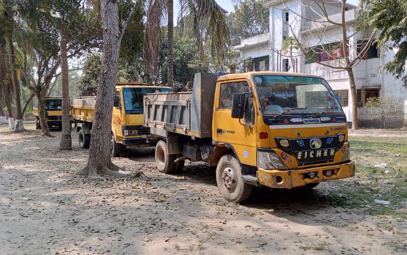 এসিল্যান্ডের রাতে অভিযান, মাটিভর্তি চারটি ট্রাক আটক