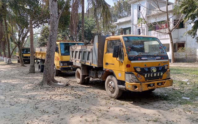 এসিল্যান্ডের রাতে অভিযান, মাটিভর্তি চারটি ট্রাক আটক
