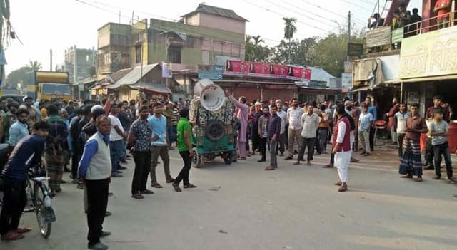 ব্যবসায়ীকে লাঞ্ছিত করার প্রতিবাদে ভূরুঙ্গামারীতে সড়ক অবরোধ