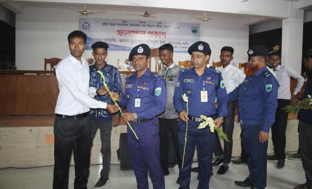 ১২০ টাকায় পুলিশে চাকরি পেলেন নওগাঁর ১০০ জন