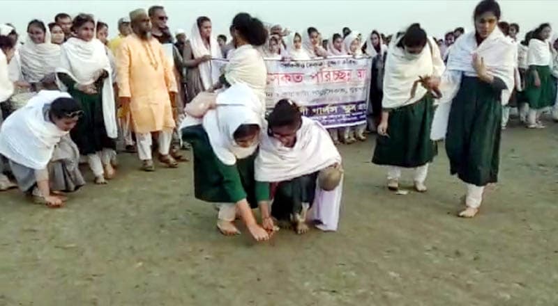 শিক্ষা সফরে এসে সৈকতের ময়লা আবর্জনা পরিস্কার করলো শিক্ষার্থীরা
