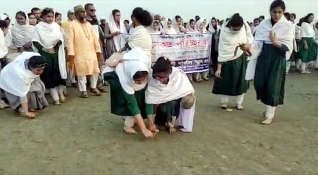 শিক্ষা সফরে এসে সৈকতের ময়লা আবর্জনা পরিস্কার করলো শিক্ষার্থীরা
