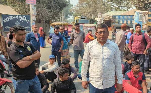 মাদক কারবারির ভিডিও করায় সাংবাদিকের ক্যামেরা ছিনিয়ে নিল পুলিশ!