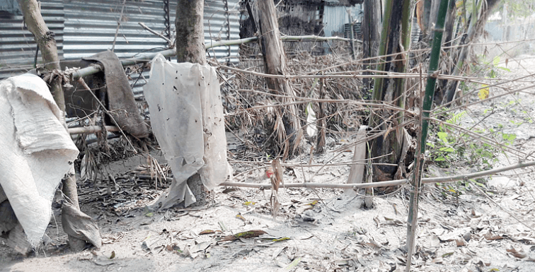 শহীদ বীর মুক্তিযোদ্ধার তিন পরিবার ৪০ দিন ধরে অবরুদ্ধ
