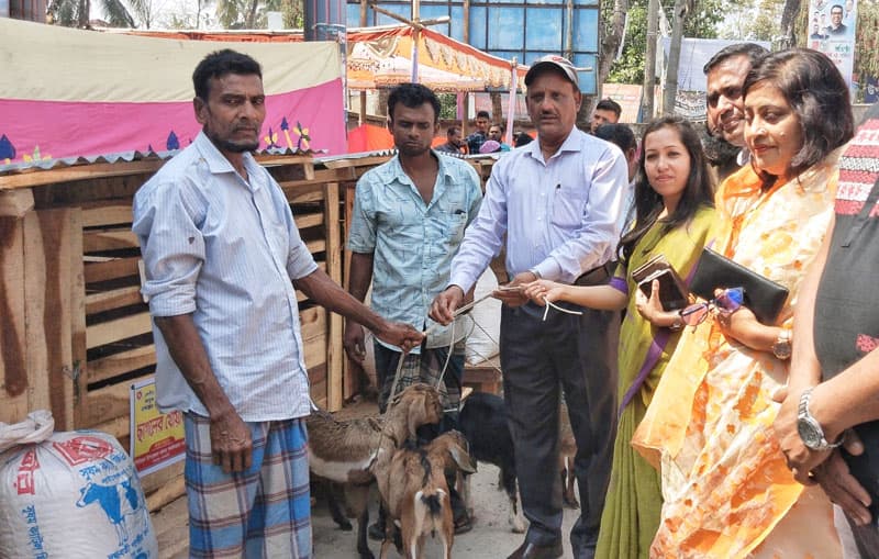রাজাপুরে মৎস্যজীবীদের মাঝে বকনা গরু ও ছাগল বিতরণ