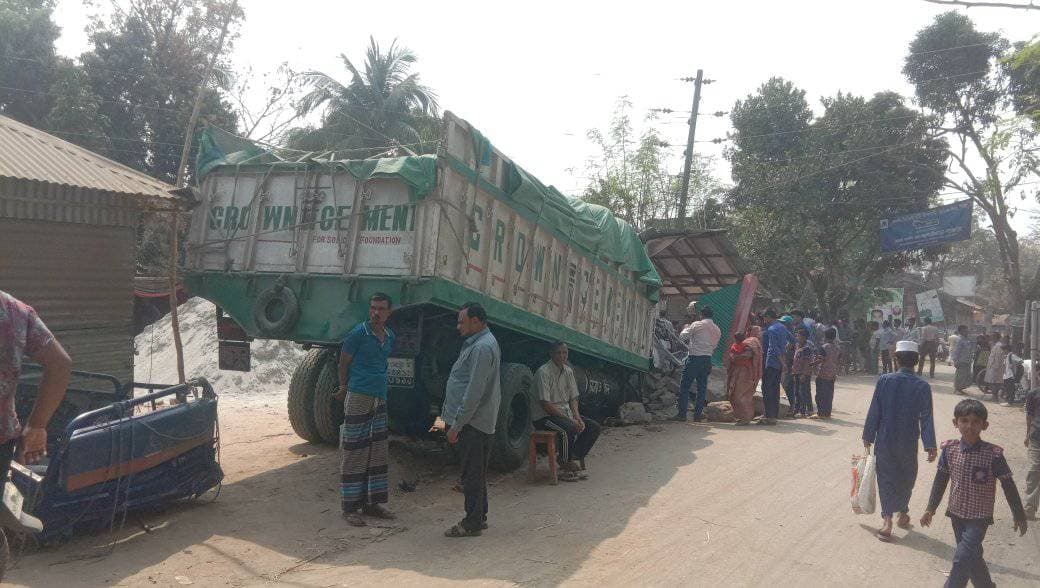 নওগাঁয় পৃৃথক সড়ক দূর্ঘটনায় প্রাণ গেল ২জনের