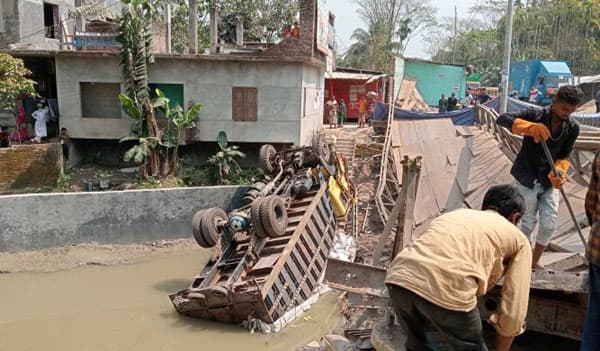 ব্রিজ ভেঙ্গে খালে ট্রাক, বরিশাল-ভোলা মহাসড়কে যান চলাচল বন্ধ