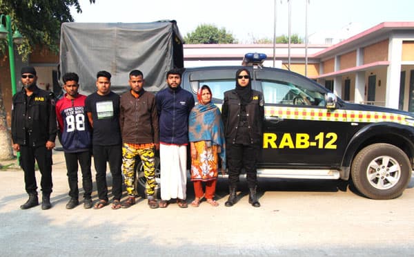 সিরাজগঞ্জে ছিনতাইকারী চক্রের ৫ সদস্য গ্রেফতার