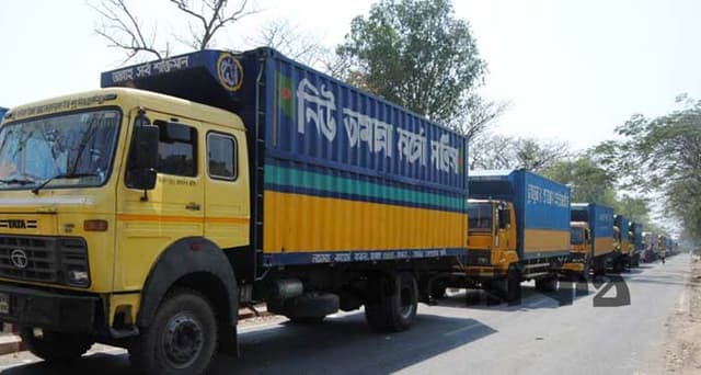 দৌলতদিয়া ঘাটে পণ্যবাহী ট্রাকের দীর্ঘ জট
