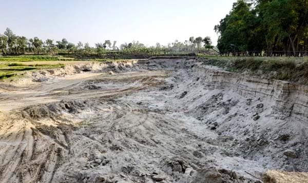 ধামইরহাটে সরকারি জমি থেকে বালু উত্তোলন, ৫০ হাজার টাকা জরিমানা