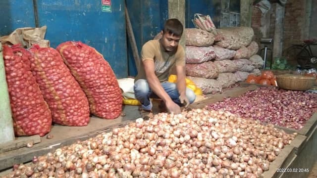 হিলিতে বেড়েছে পেঁয়াজের দাম