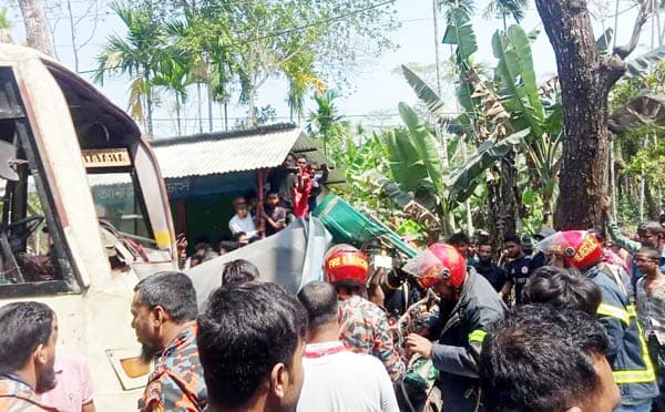 পিরোজপুরে সড়কে ত্রিমুখী সংঘর্ষ, ৭ জন নিহত