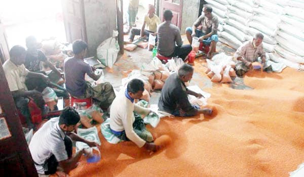টিসিবির পণ্য প্যাকেটজাতে লাখ লাখ টাকা হাতিয়ে নেয়ার অভিযোগ