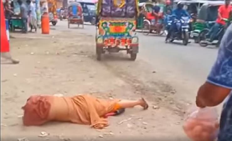 বাস থেকে প্রতিবন্ধী নারীকে ধাক্কা: গ্রেপ্তার ২