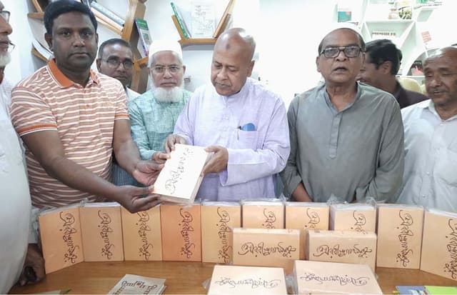 মজিবুর রহমান স্মৃতি গ্রন্থাগারে দূর্লভ বই প্রদান করলেন এম.পি শহীদুজ্জামান