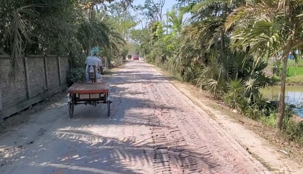 আশাশুনিতে পিচের রাস্তা খুড়ে বানানো হচ্ছে ইটের রাস্তা, জনপ্রতিনিধিদের ক্ষোভ