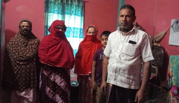 শিশুর গলায় ছুরি ধরে ডাকাতির ঘটনায় গ্রামজুড়ে আতঙ্ক
