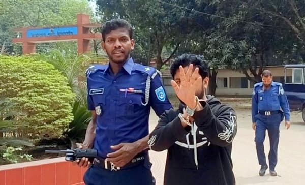 স্বাস্থ্য সহকারী নিয়োগ পরীক্ষায় ব্লুটুথ ব্যবহার, যুবক আটক