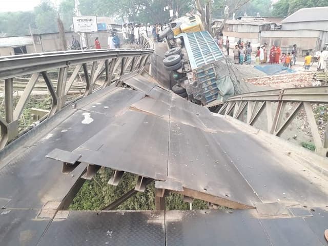 ট্রাকসহ ধসে পড়ল বেইলি ব্রিজ