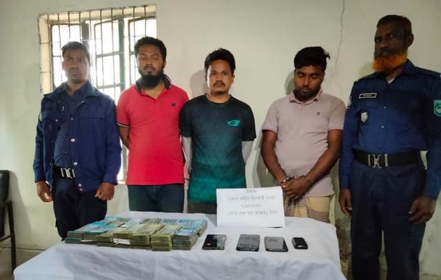 ভূরুঙ্গামারীতে দুই ছিনতাইকারী সহ ৩জন গ্রেপ্তার, ৭ লাখ টাকা উদ্ধার