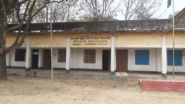 চাকুরি দেওয়ার নামে টাকা নিয়ে উধাও প্রধান শিক্ষক!