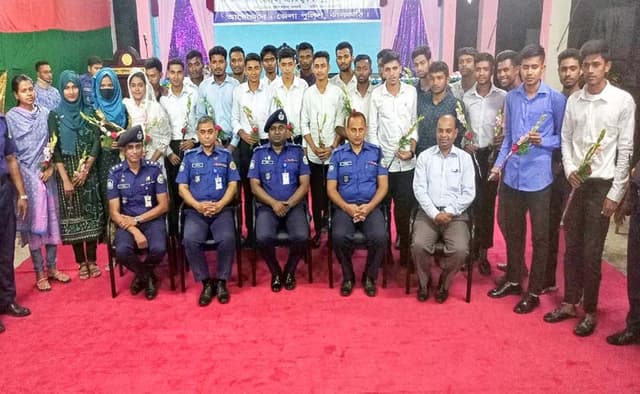 ঝালকাঠিতে নিজ যোগ্যতায় পুলিশে চাকুরী পেলেন ২৬ নারী পুরুষ