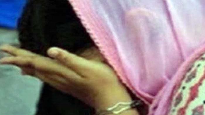 সন্তানকে খুনের হুমকি দিয়ে গৃহবধূকে ধর্ষণ