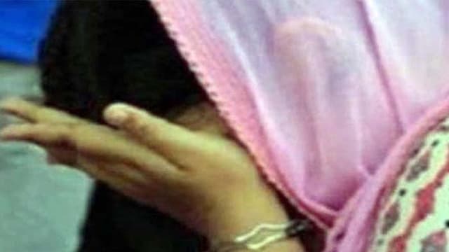 সন্তানকে খুনের হুমকি দিয়ে গৃহবধূকে ধর্ষণ